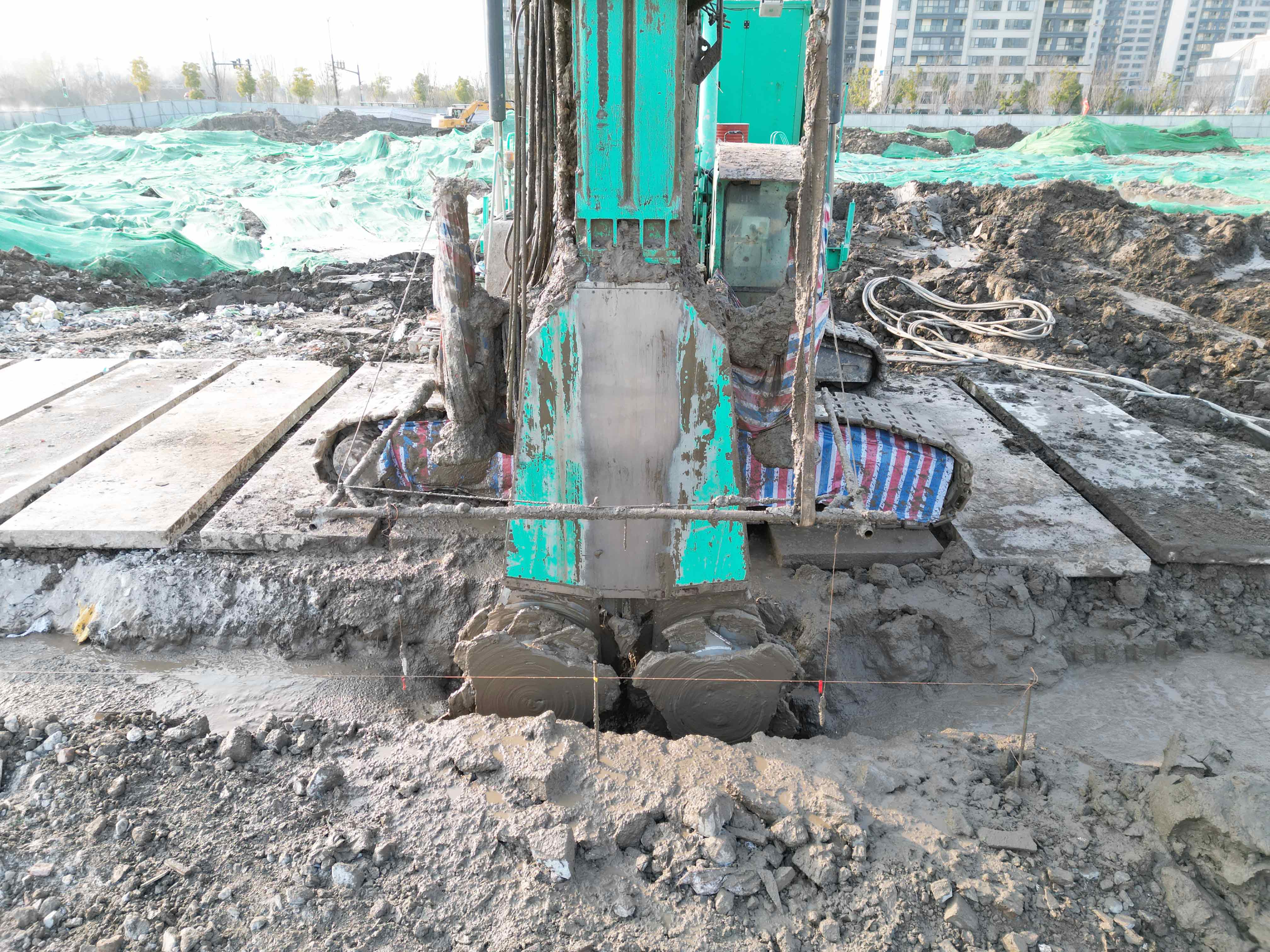 節能(néng)可靠！施工深度42米，穩如泰山！上工機械履帶式純電雙輪攪助力南京城市建設！